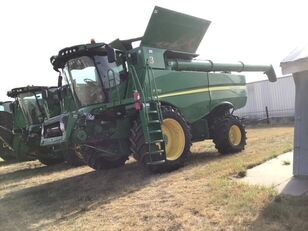 John Deere S770 grain harvester
